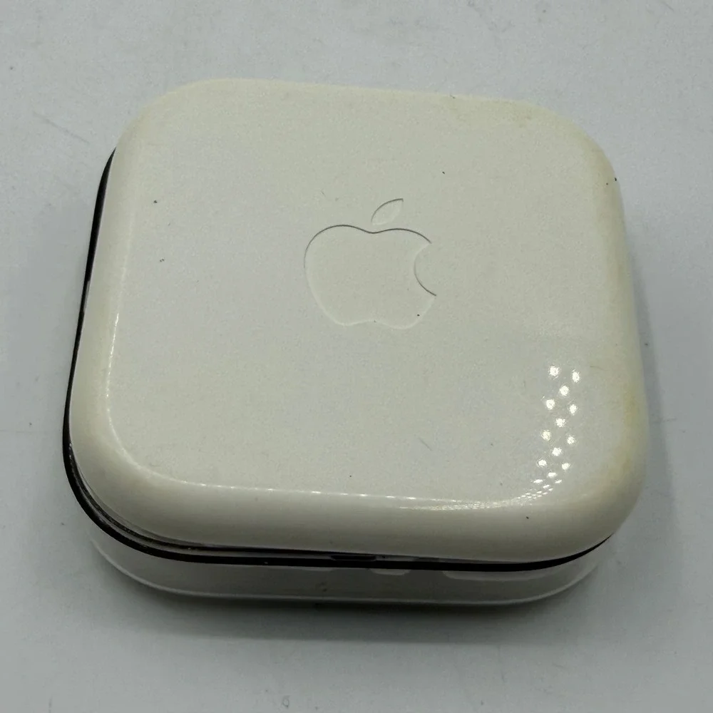 Apple EarPods 3.5mm Headphone Plug Wired Earbuds with Remote and Mic White NEW